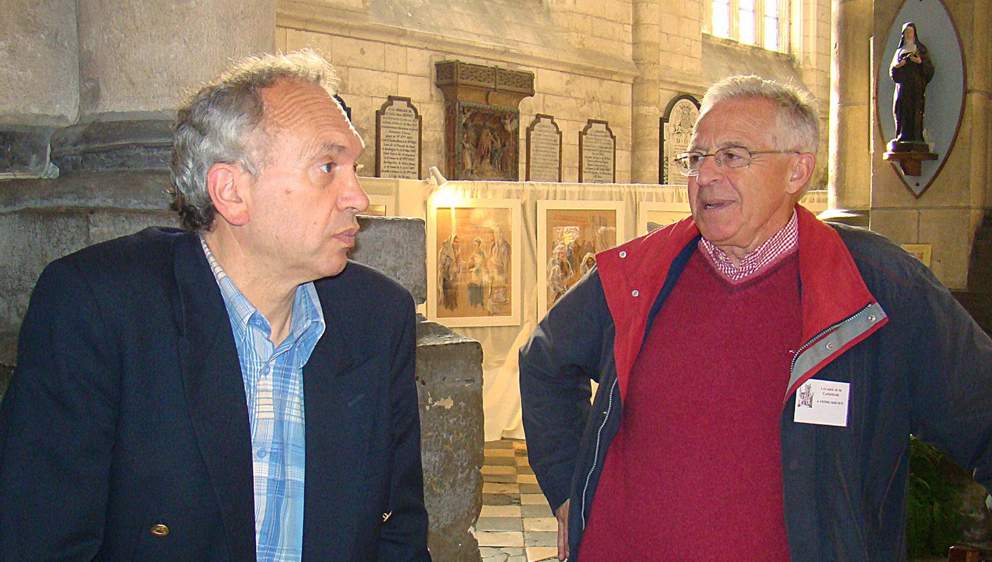 Le président des Amis de la Cathédrale, Dominique Merlier, à gauche sur la photo, aux côtés d’un autre bénévole, Michel Grislain, ancien trésorier général du doyenné.